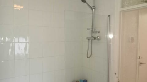 full bathroom - shower 🚿