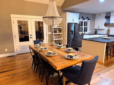 Dining area seating 8