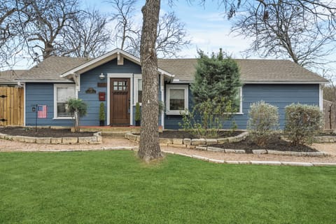 Old Town Georgetown Retreat-Historical Home- Walk to the square and park House in Georgetown