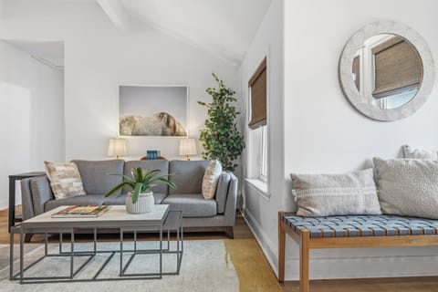 Old Town Georgetown Retreat-Historical Home- Walk to the square and park House in Georgetown