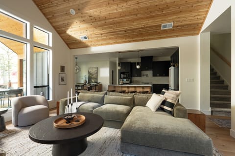 Modern Cabin Near Mt Hood, Hot Tub, Game Loft, Sleeps 10, 2.5 Bath, Pet Friendly Cabin in Mount Hood Village