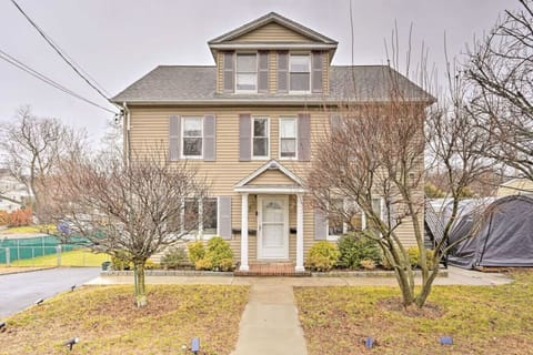 Mamaroneck Vacation Rental | 3BR | 3BA | 1 Step Required | 1,997 Sq Ft