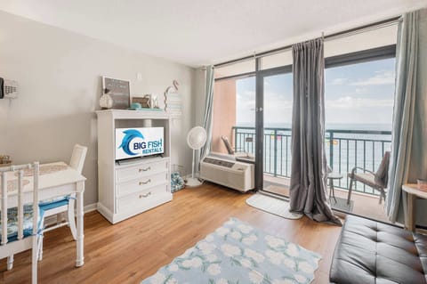 Amazing Living Room, Beautifully Decorated, Stunning Views🌊☀️
