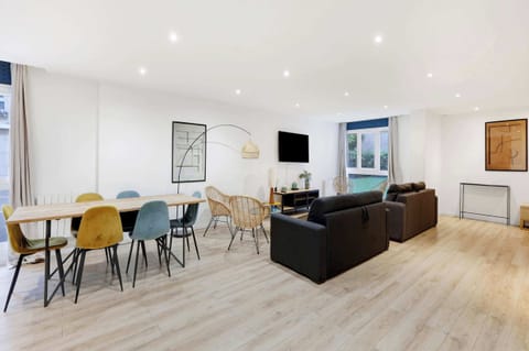 Nous sommes ravis de vous accueillir au sein de ce magnifique appartement avec un grand séjour lumineux, les 2 canapés sont convertibles