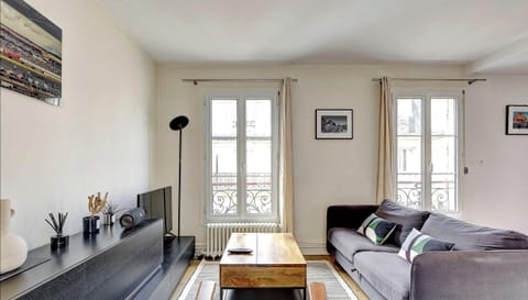 Bienvenue dans notre salon baigné de lumière, doté d’un canapé convertible ultra confortable