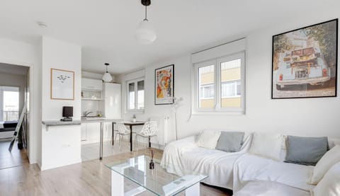 Séjour lumineux avec canapé confortable