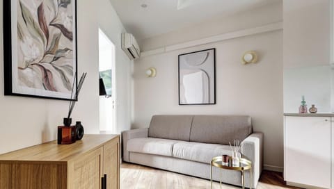 Nous sommes ravis de vous accueillir au sein de ce magnifique appartement avec un grand séjour lumineux, le canapé est convertible