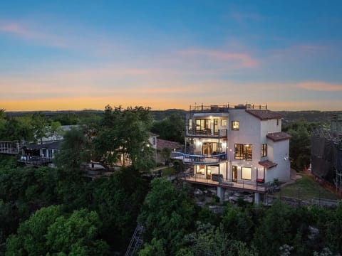 4BR Waterfront Villa with Water Access and Dock Villa in Lake Austin