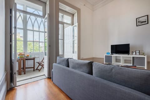 The living room features a cozy chaise-longue sofa-bed and a TV. Behind discreet doors, you’ll find a fully equipped kitchenette. 