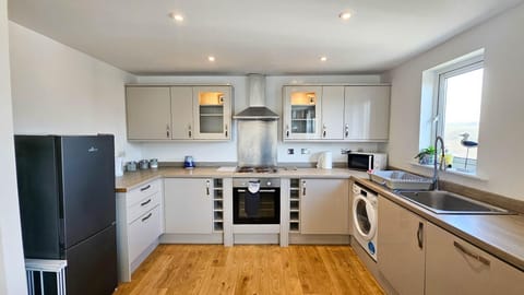 Ocean View - 2 Bedroom Apt - Llanelli (10065)