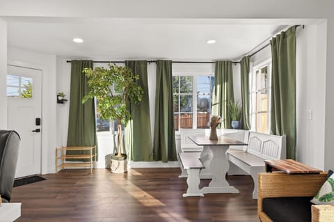 Emerald City Jungle Oasis – 10 Min to Downtown Seattle House in Burien