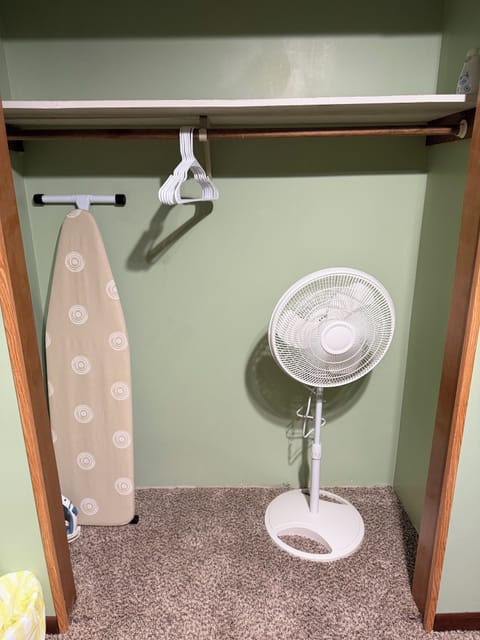 Room2: Peaceful and Relaxing Hotel in Brooklyn Park