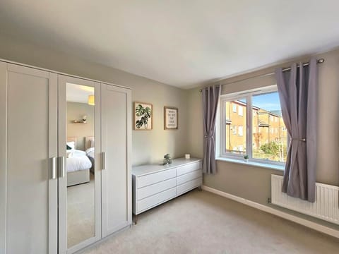 2nd bedroom wardrobe space