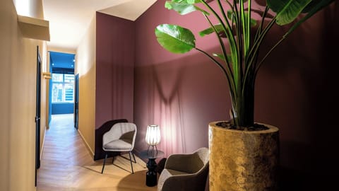 Comfortable business stay in Breda North Brabant – A stylish bedroom designed for productivity and rest.
