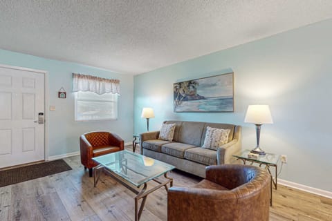 Cozy coastal condo with shared pool, wifi and beach access Apartment in Okaloosa Island