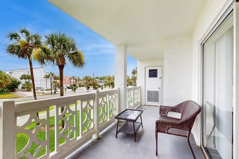 Cozy coastal escape condo with shared pool, Beach access, Gym and Sauna Apartment in Okaloosa Island