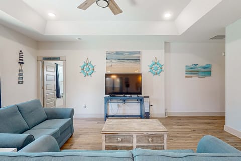 Sunny home with enclosed yard, grill, & patio- close to the beach House in Sunnyside