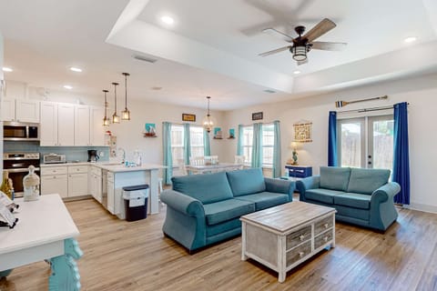 Sunny home with enclosed yard, grill, & patio- close to the beach House in Sunnyside