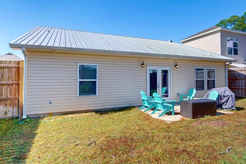 Sunny home with enclosed yard, grill, & patio- close to the beach House in Sunnyside