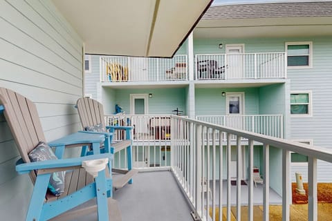 Coastal condo with open layout, pool, tennis & basketball - steps to beach Apartment in Okaloosa Island