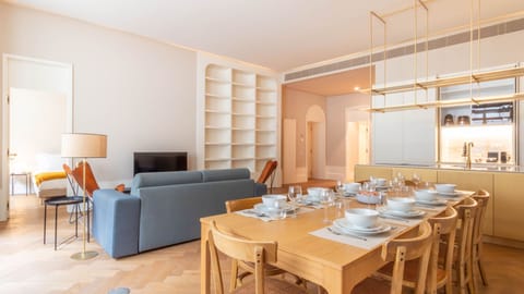 Contemporary elegance meets comfort in this bright open space — perfect for relaxing and hosting.

#LovelyStay #InteriorDesign #CityStay #PortoLiving