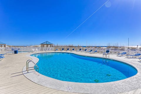 Attractive and welcoming condo in luxury beachfront resort with shared pool Apartment in Orange Beach