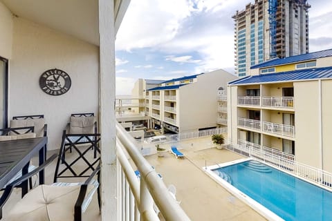 Attractive and welcoming condo in luxury beachfront resort with shared pool Apartment in Orange Beach