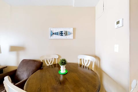 Attractive and welcoming condo in luxury beachfront resort with shared pool Apartment in Orange Beach