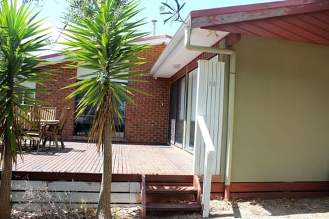 Front entrance with outdoor dining table