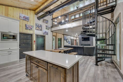 Kitchen | Oversized Island | Living Room Sightlines