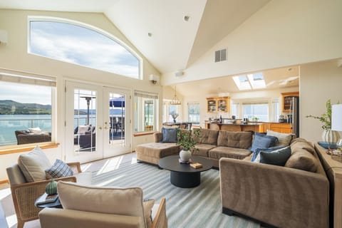 Lakefront, Walk to Shops & Wineries, Wapato Point House in Manson