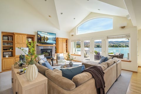 Lakefront, Walk to Shops & Wineries, Wapato Point House in Manson