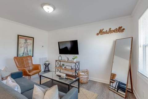 Living room with flatscreen TV, Nashville sign and floor mirror