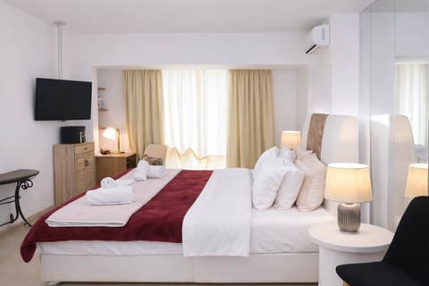 Spacious and welcoming bedroom with comfortable bedding, elegant décor, and plenty of natural light. Designed to offer a relaxing space after a day exploring the beaches and nearby attractions