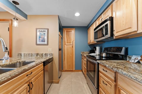 Full kitchen with breakfast bar.