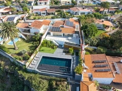 Cliffside villa with ocean views – A private haven with stunning scenery and total tranquility.