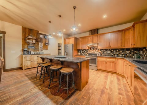 From quick breakfasts to shared dinners, this kitchen has you covered