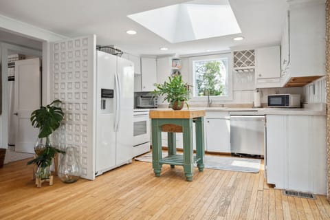 The fully equipped kitchen has everything necessary to make a great meal. A large skylight brings in amazing natural light