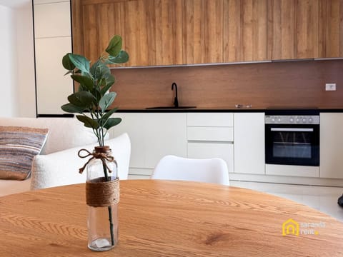 Dining table / kitchen