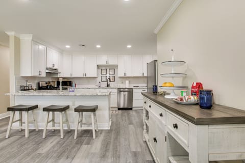 Kenner Vacation Rental | 3BR | 2.5BA | 2,300 Sq Ft | 1 Step to Enter