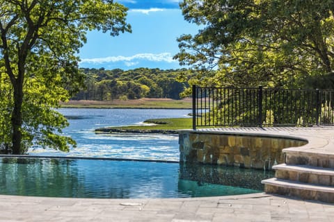 Infinity Pool and views of the Seapuit River
