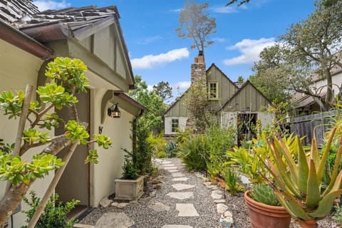 Welcome to 'Twin Briar Cottage' - Fairytale Home and Gardens!