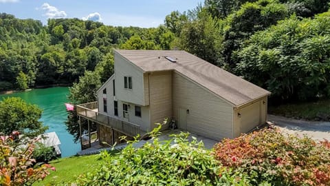 located on quiet cove 2 minutes from ski water