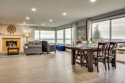 Dining Area | Dishware/Flatware Provided