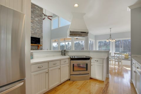 Kitchen | Main Level