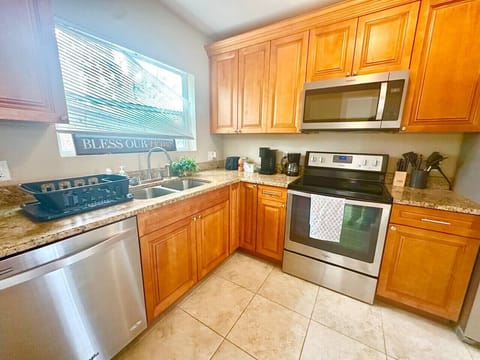 Create unforgettable meals in this beautifully designed, fully equipped kitchen, where style meets functionality. Large windows fill the room and offers serene views of the lake: making moments  from morning coffee to sunset gatherings feel special.