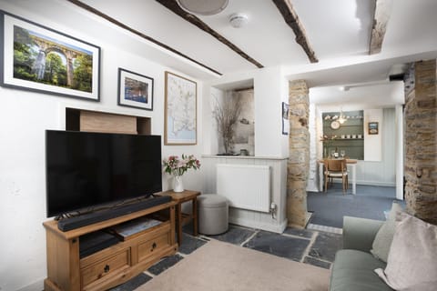 Living room leading into kitchen - An Selder