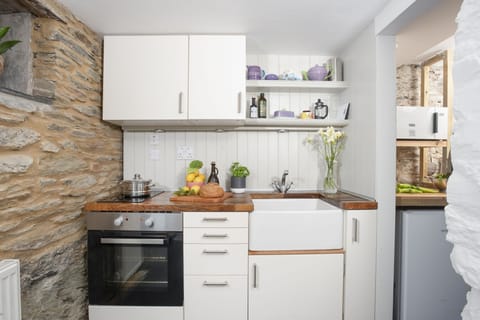Kitchen with oven, hob and Belfast sink  - An Selder