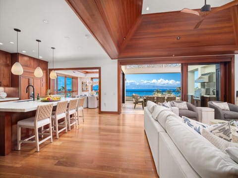 1502 Stunning Functional Great Room with Convenient Lanai,Kitchen & Dining
