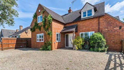 Swap busy city life for a peaceful Oxfordshire village where walking routes lead from your doorstep and a welcoming pub awaits.